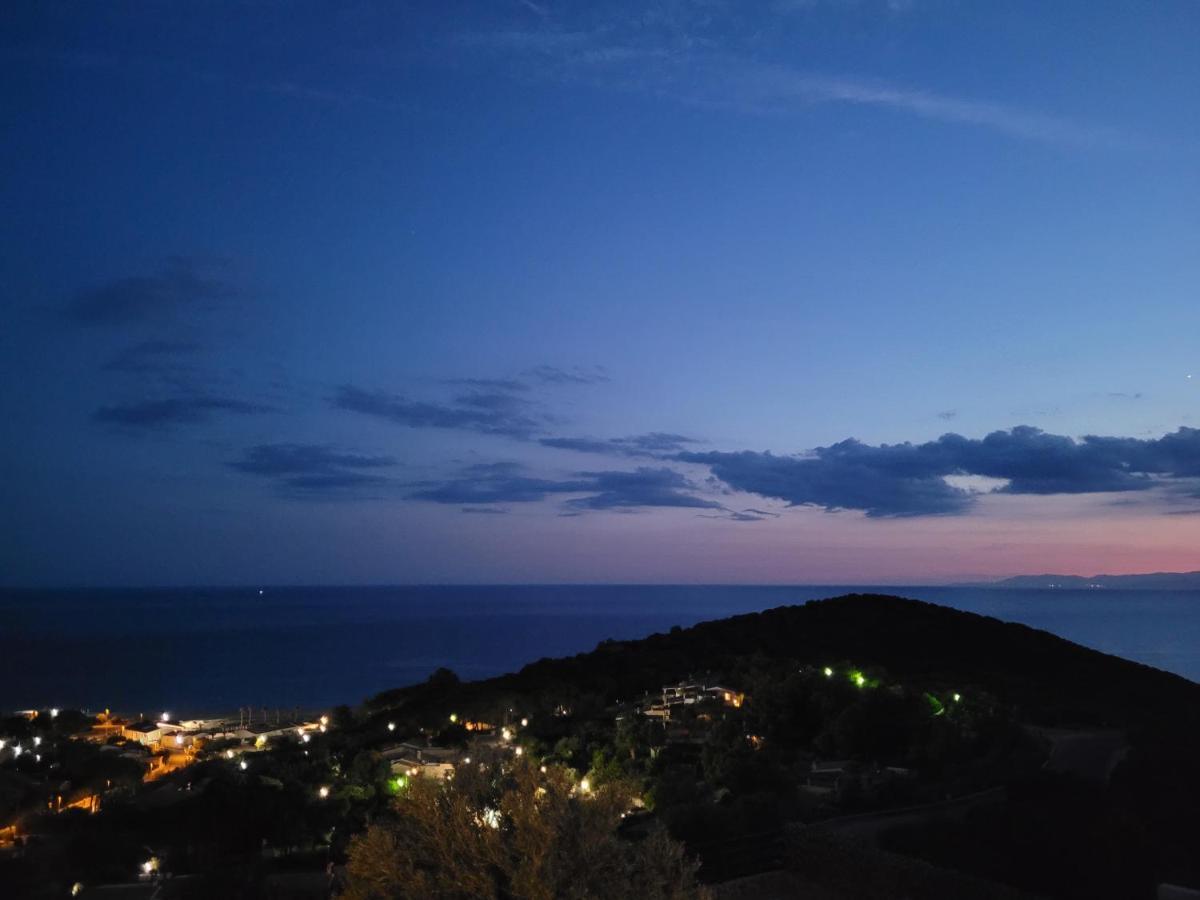 Villetta Con Piscina Panoramica Belvedere Mari Pintau Geremèas Exteriör bild