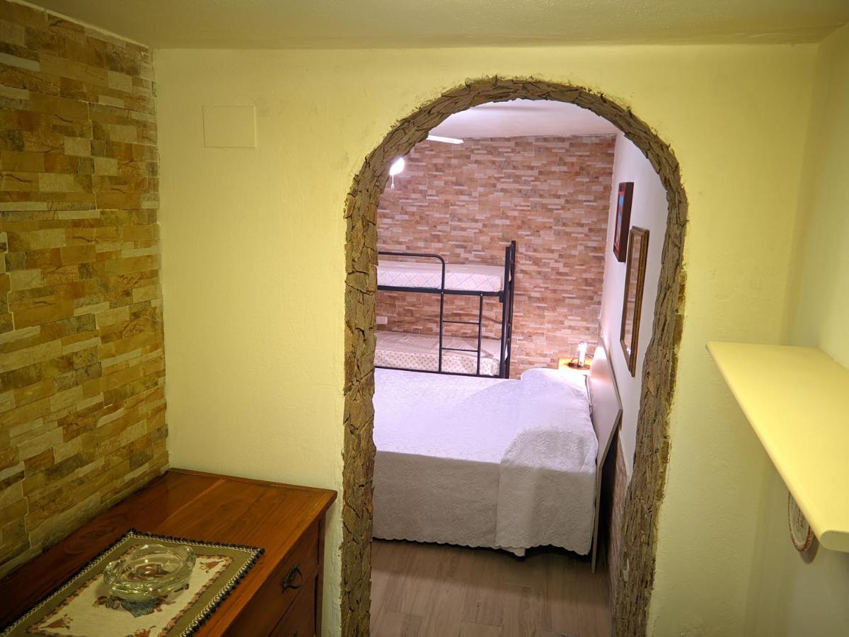 Villetta Con Piscina Panoramica Belvedere Mari Pintau Geremèas Exteriör bild