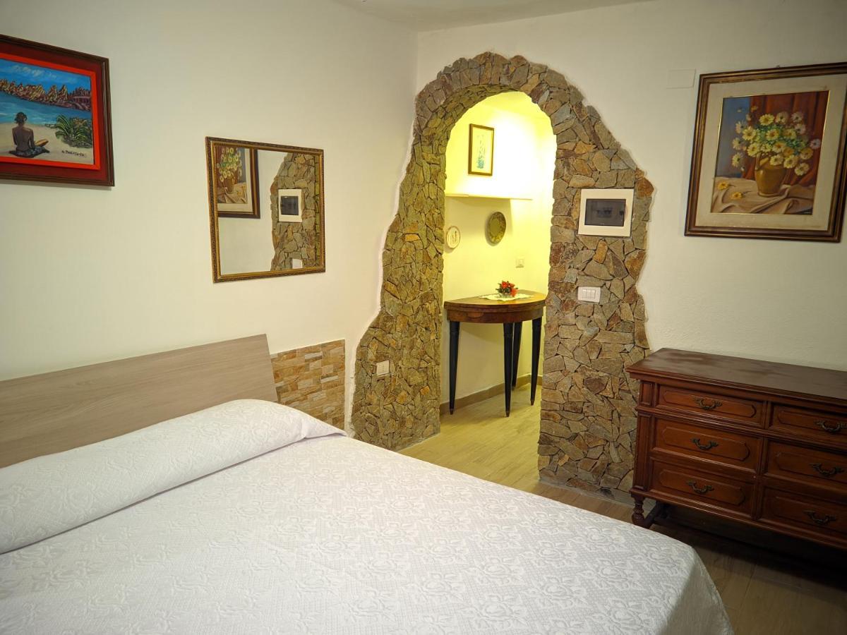 Villetta Con Piscina Panoramica Belvedere Mari Pintau Geremèas Exteriör bild