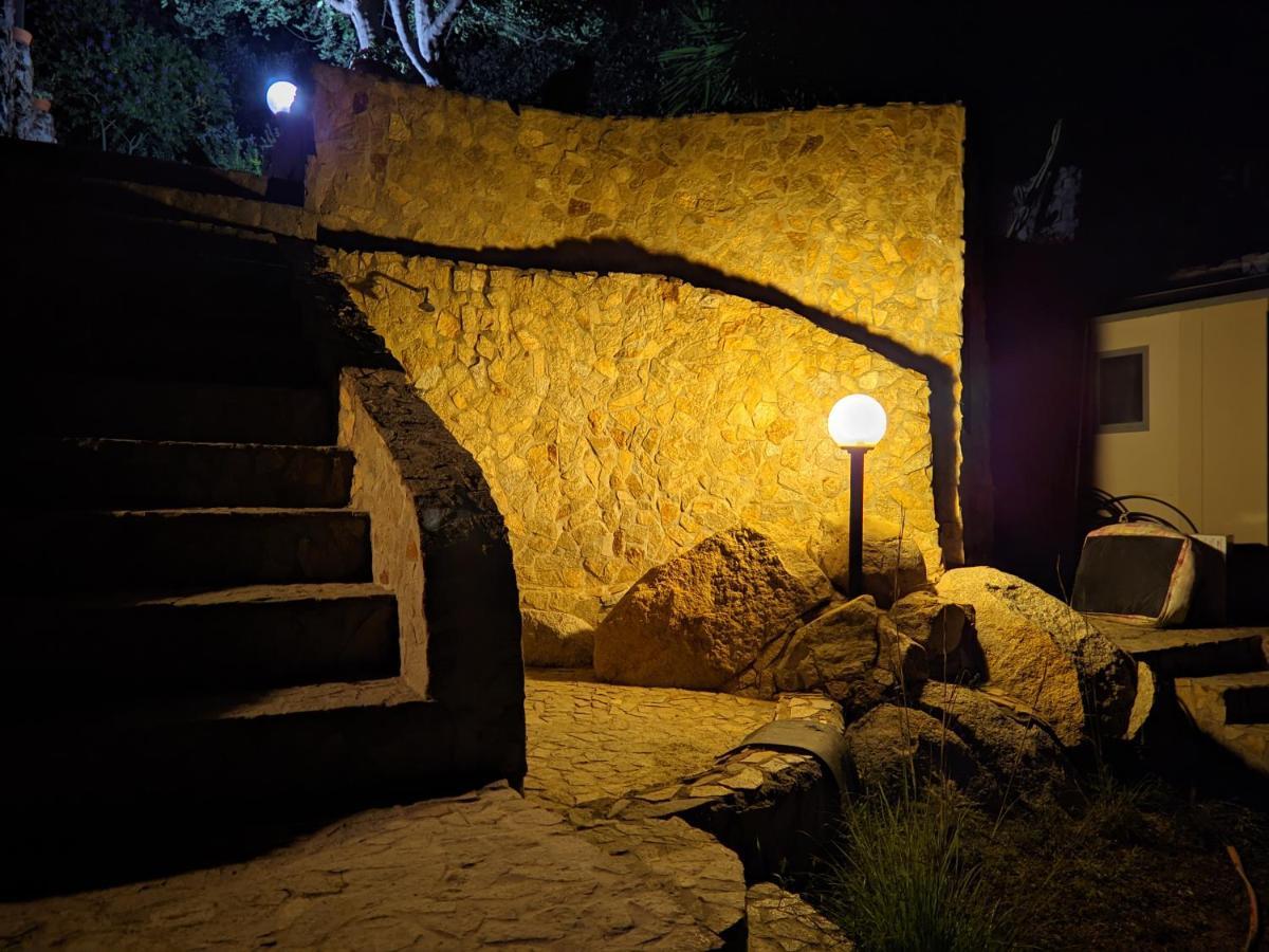 Villetta Con Piscina Panoramica Belvedere Mari Pintau Geremèas Exteriör bild