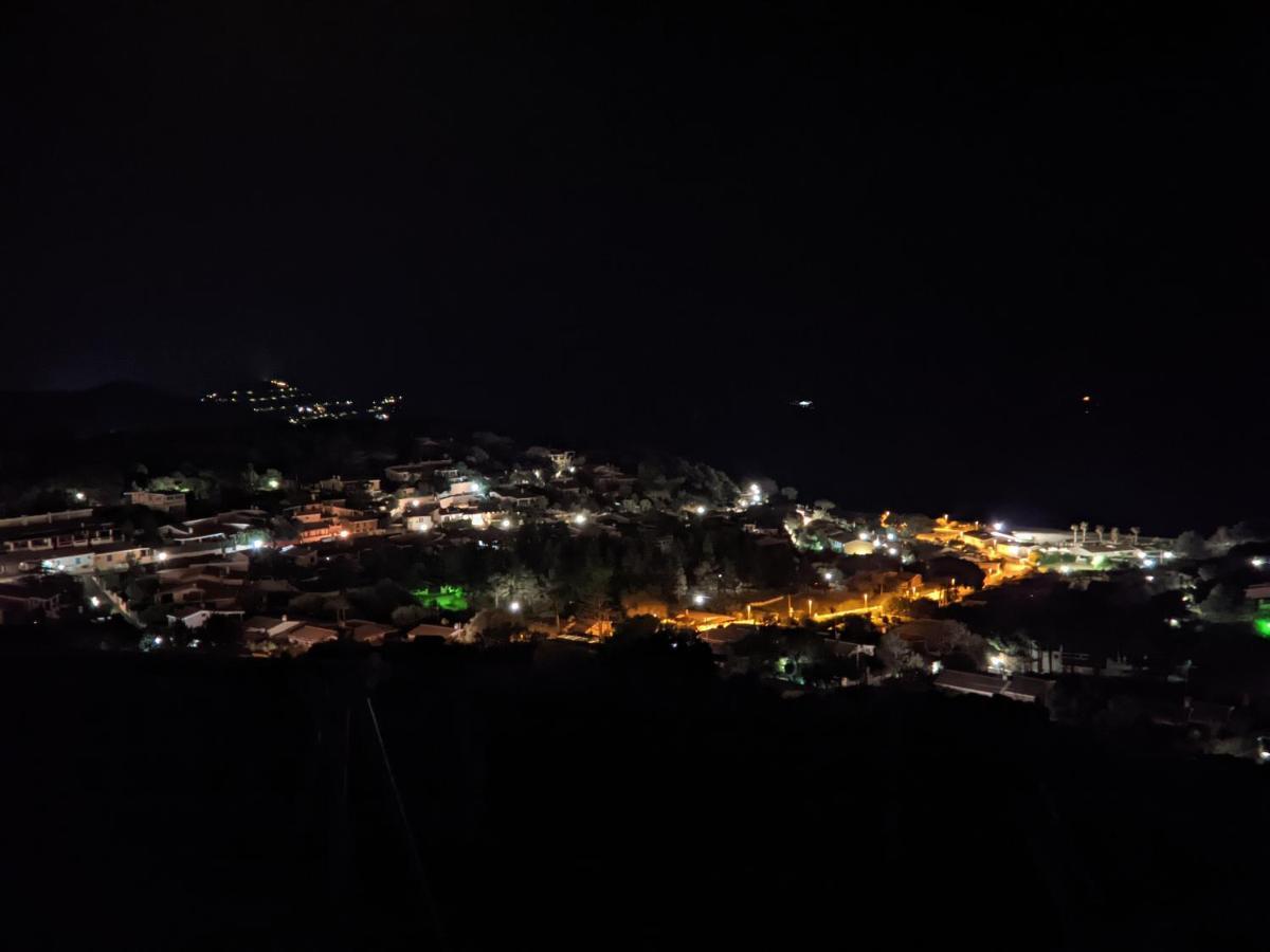 Villetta Con Piscina Panoramica Belvedere Mari Pintau Geremèas Exteriör bild