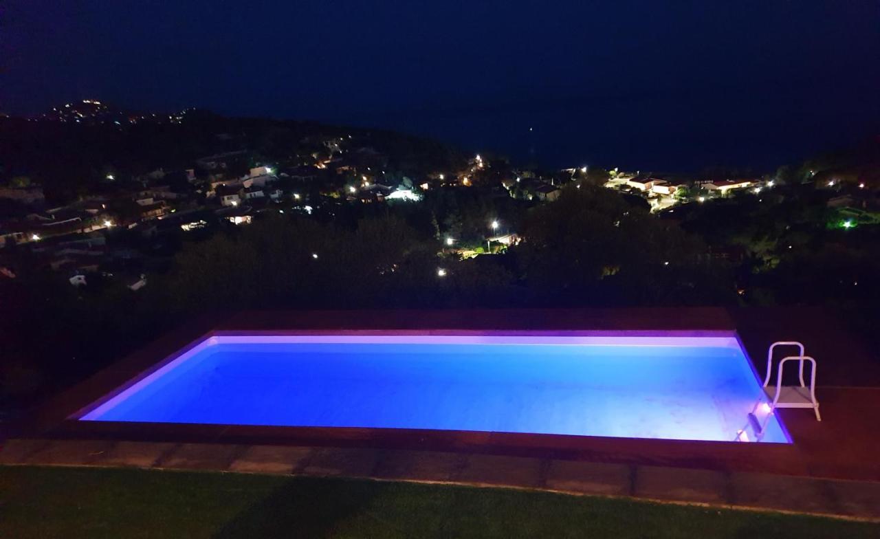 Villetta Con Piscina Panoramica Belvedere Mari Pintau Geremèas Exteriör bild